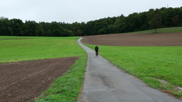 Herbstbeginn in der Schweiz, ein Spaziergang auf dem Lande bei bew&ouml;lktem Wetter. in Z&uuml;rich H&ouml;ngg
