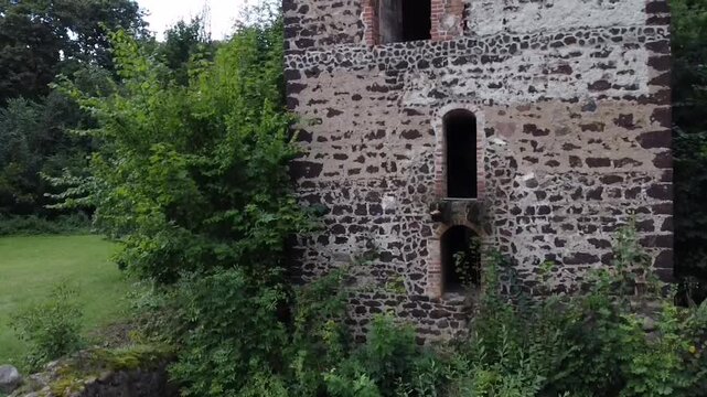 Drohnenflug &uuml;ber mittelalterlichen Burgturm &ndash; historische Ruine im Gr&uuml;nen, Sommeraufnahme, Luftaufnahme&ldquo;