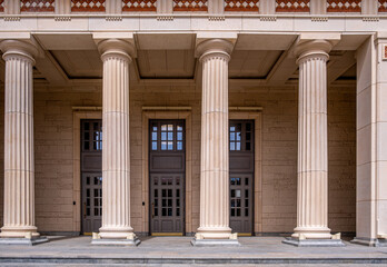 Obraz premium The entrance to the old stone building with columns.