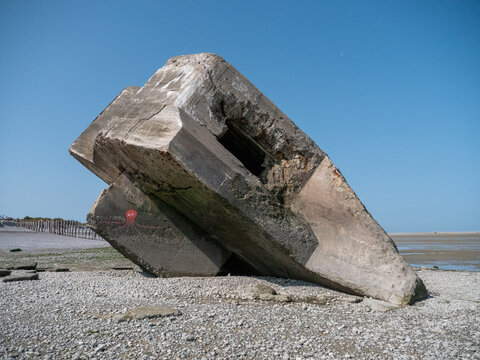En Baie de Somme, blockhaus embl&eacute;matique &eacute;chou&eacute; au Hourdel, &agrave; Cayeux-sur-Mer, vers la Route Blanche