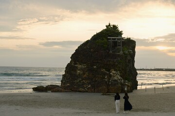 神迎え神事の舞台である、島根県出雲市出雲大社近くの稲佐の浜に詣でる二人の女性
