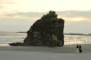 神迎え神事の舞台である、島根県出雲市出雲大社近くの稲佐の浜に詣でる二人の女性
