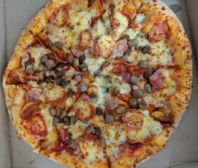 Vista superior de pizza en pedazos en caja de cartón de restaurante de comida rápida 