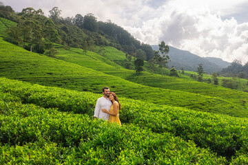 Naklejka premium Romantic Couple In Lush Green Tea Plantation Hills Of Sri Lanka