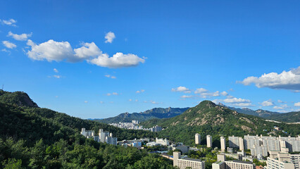 Cumulus clouds over city and mountains 도시와 산맥 위에 떠 있는 적운 구름