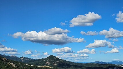 Cumulus clouds over mountain landscape 산 위에 펼쳐진 적운 구름