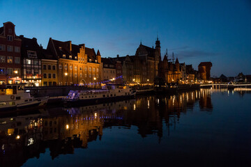 Fototapeta premium Riverside and buildings along the Nowa Motława River in Gdańsk at night