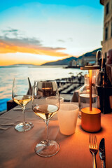 Cena romantica al tramonto sul mare di Camogli