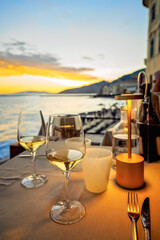 Cena romantica al tramonto sul mare di Camogli