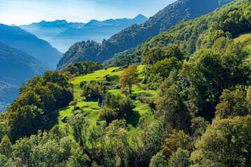 Schweiz, Engadin, Bergell, Soglio; Blick vom Berdorf Soglio nach Süden;   links Pizzo Roggione (2575m), Pizzo Setaggiolo, Pizzo Staggio, Pizzo dello Sstrecciolina, Pizza della Forcola, Monte Mater