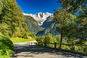 CH / Engadin / Bergell / Soglio; grandiose, märchenhafte Berglandschaft im Engadin; Blick vom Bergdorf SoglioBergell, Soglio; Berge:, Mitte: Punta Pioda (3238m), re: Sciora Dadent (3275m)