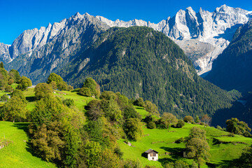 CH / Engadin / Bergell / Soglio; grandiose, märchenhafte Berglandschaft im Engadin; Blick vom Bergdorf Soglio