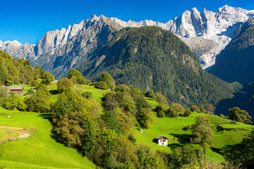 CH / Engadin / Bergell / Soglio; grandiose, märchenhafte Berglandschaft im Engadin; Blick vom Bergdorf Soglio