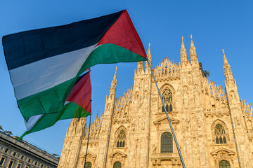 Milano Piazza Duomo con bandiere della Palestina, 19 settembre 2025