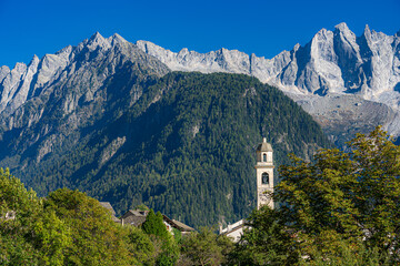 CH / Engadin / Bergell; pittoreskes Bergdorf Soglio im Bergell umgeben von märchenhafter Berglandschaft, Alpenlandschaft mit klarer, steiler Bergkulisse