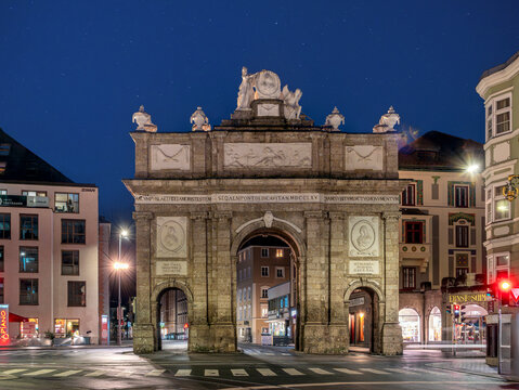 Beleuchtete Triumphpforte bei Nacht, Innsbruck, Tirol, &Ouml;sterreich, Europa