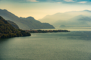 Morgenstimmung am Lago di Como mit spiegelnder Wasserfläche; Blick von Olgiasca nach Dervio und Bellano