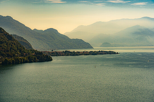 Morgenstimmung am Lago di Como mit spiegelnder Wasserfl&auml;che; Blick von Olgiasca nach Dervio und Bellano