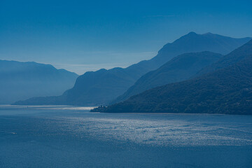 Morgenstimmung am Lago di Como mit spiegelnder Wasserfläche; Blick von Olgiasca nach Süden - auf  Menaggio; Dervio und Bellano