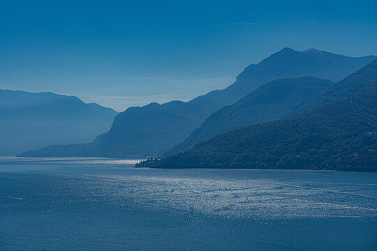 Morgenstimmung am Lago di Como mit spiegelnder Wasserfl&auml;che; Blick von Olgiasca nach S&uuml;den - auf  Menaggio; Dervio und Bellano