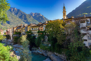 Fototapeta premium Chiavenna, italienische Fassadenreihe am Ufer der Meira; dahinter die Kirche Santa Maria