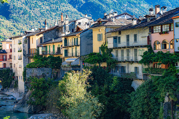 Chiavenna, italienische Fassadenreihe am Ufer der Meira