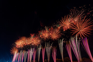 赤く染まる夜空に連なる大輪の花火