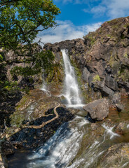 Fototapeta premium Eas Fors Wasserfall – Langzeitbelichtungs-Panorama auf der Isle of Mull, Schottland, aufgenommen im August 2025 bei sonnigem Wetter und klarer Sicht auf Felsen und Vegetation 