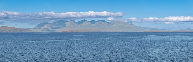 Panoramaaufnahme vom Wasser aus mit Blick auf die Isle of Skye, Schottland – aufgenommen im August 2025 bei sonnigem Wetter und klarer Sicht auf Berge und Küstenlinie  