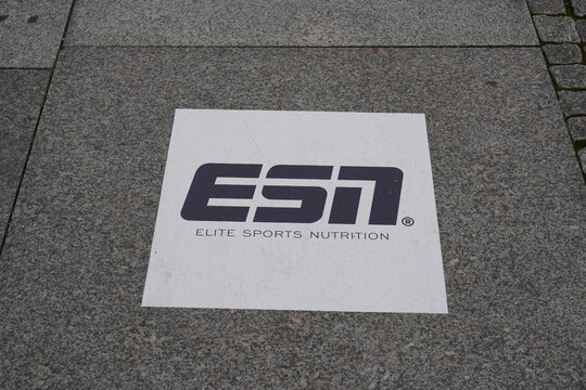 Werbung von ESN (Elite Sports Nutrition) auf Stra&szlig;enbelag in Berlin am 22.09.2025