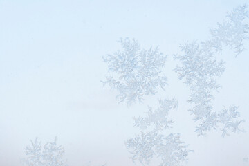 Obraz premium frost patterns on window glass, frost pattern, background and wallpaper for Christmas and new year, snowflakes on glass