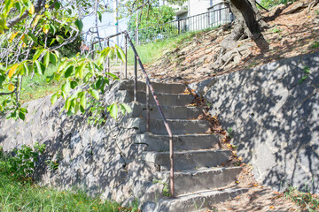 河川敷の石でできた階段。日本の風景