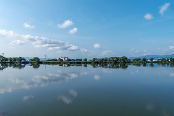 夏の朝　小さな湖が青空を美しく反射して　滋賀県草津市平湖の風景