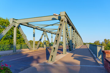 Fototapeta premium Street View of Historic Steel Bridge in Mainz with Clear Blue Sky