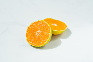 半分にカットしたミカン