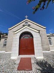 파란하늘과 흰구름 그리고 성당의 붉은색 문 