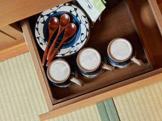 観光地のホテルの和風家具とお茶セットの様子