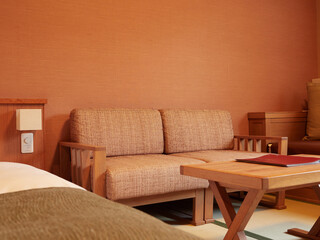 観光地のホテルの和室のソファーと窓の様子