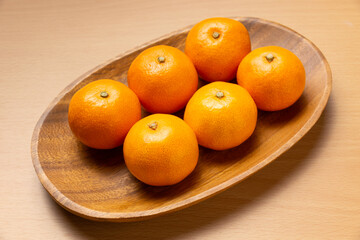 木皿の上に乗ったみかん