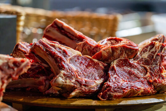 Vue de morceaux de viande pr&ecirc;ts &agrave; &ecirc;tre cuisin&eacute;s, mettant en valeur leur fra&icirc;cheur, leur texture et leur pr&eacute;paration dans un contexte culinaire.