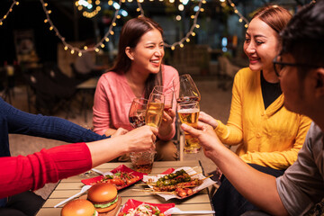 Celebrate whisky at an intimate party at a camping restaurant. A group celebration.	
