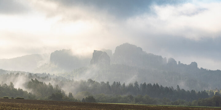Mystischer Nebel in der Felsenwelt des Falkenstein und der Schrammsteine in der S&auml;chsischen Schweiz 6
