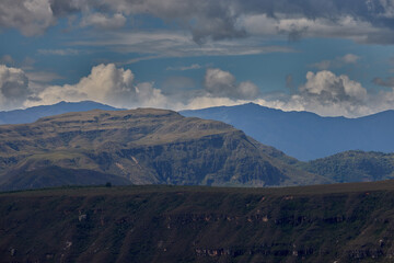 From the Mirador de Huancas, the Sonche Canyon reveals its breathtaking depth and immensity. Sheer cliffs plunge into the valley below, while the vast Andean landscape stretches beyond