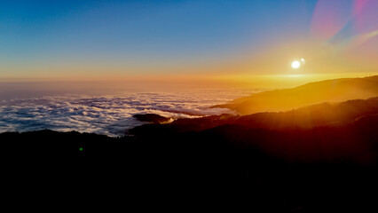 Vista aerea do por-do-sol na Ilha da Madeira, em Portugal
