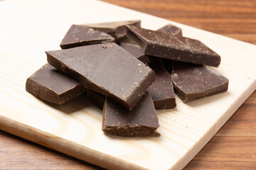 カッティングボードの上の割れたチョコレート