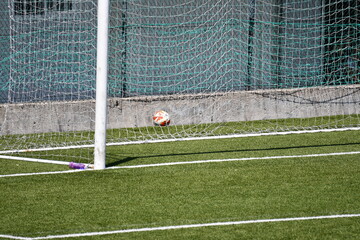 Baliza com rede num campo de futebol