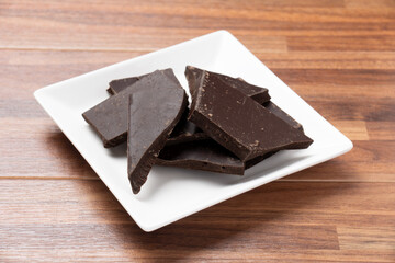 四角いお皿の上の割れたチョコレート