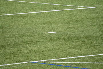 Linhas na relva num estadio de futebol 