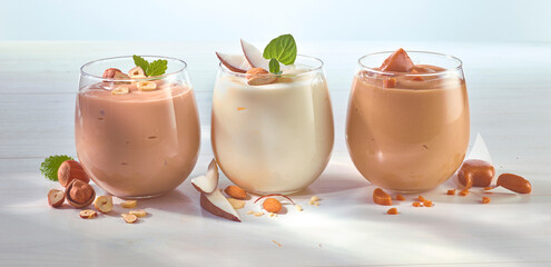 Drei Puddingsorten nebeneinander, desserts, nussjoghurt, Kokosjoghurt, süss, Pudding, Nussdessert,...