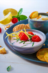 Suesse Mezze mit Quarkspeisen und Himbeeren Orangen und Zitrone, Obstdessert, Quarkdessert, Himbeeren, 
